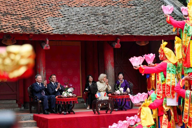 Tổng thống Pháp Macron thực hiện nghi lễ đánh trống Sấm tại Văn Miếu - Quốc Tử Giám - Ảnh 7.