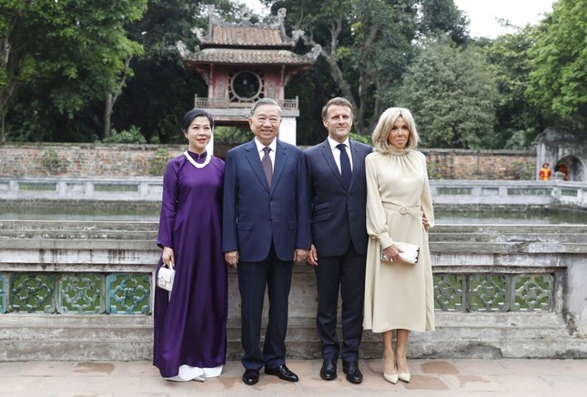 Tổng thống Pháp Macron thực hiện nghi lễ đánh trống Sấm tại Văn Miếu - Quốc Tử Giám - Ảnh 2.