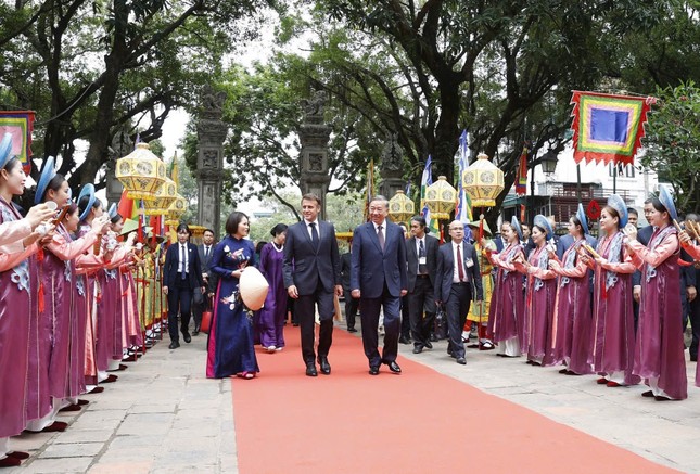Tổng thống Pháp Macron thực hiện nghi lễ đánh trống Sấm tại Văn Miếu - Quốc Tử Giám - Ảnh 1.