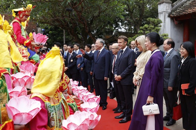 Tổng thống Pháp Macron thực hiện nghi lễ đánh trống Sấm tại Văn Miếu - Quốc Tử Giám - Ảnh 3.