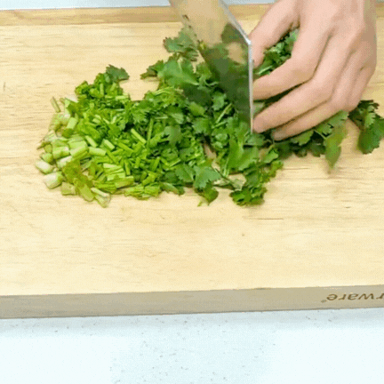 Bí quyết giữ rau thơm tươi lâu: Có nên trữ đông rau mùi (ngò rí)? Vì sao để tủ lạnh lại bị thâm đen?- Ảnh 7. Bí quyết giữ rau thơm tươi lâu: Có nên trữ đông rau mùi (ngò rí)? Vì sao để tủ lạnh lại bị thâm đen?- Ảnh 7.