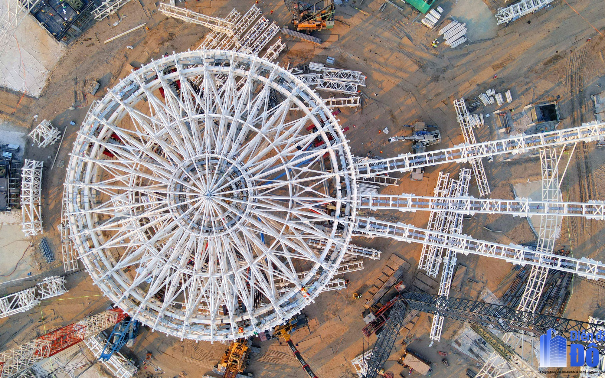 Mái thép 5.300 tấn trên sân bay Long Thành: Rộng gấp gần 3 lần sân bóng FIFA, vừa lập kỷ lục tại Việt Nam - Ảnh 2. Mái thép 5.300 tấn trên sân bay Long Thành: Rộng gấp gần 3 lần sân bóng FIFA, vừa lập kỷ lục tại Việt Nam - Ảnh 2.