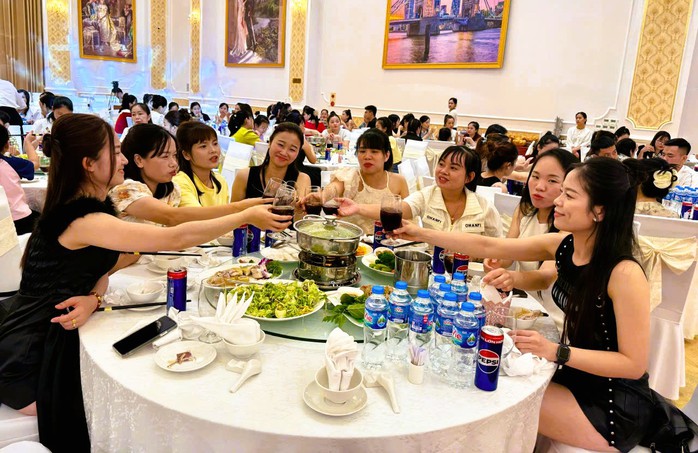 Một công ty ở Thanh Hóa chi 5,2 tỉ đồng mời cơm tri ân công nhân ở nhà hàng hạng sang - Ảnh 2. Một công ty ở Thanh Hóa chi 5,2 tỉ đồng mời cơm tri ân công nhân ở nhà hàng hạng sang - Ảnh 2.