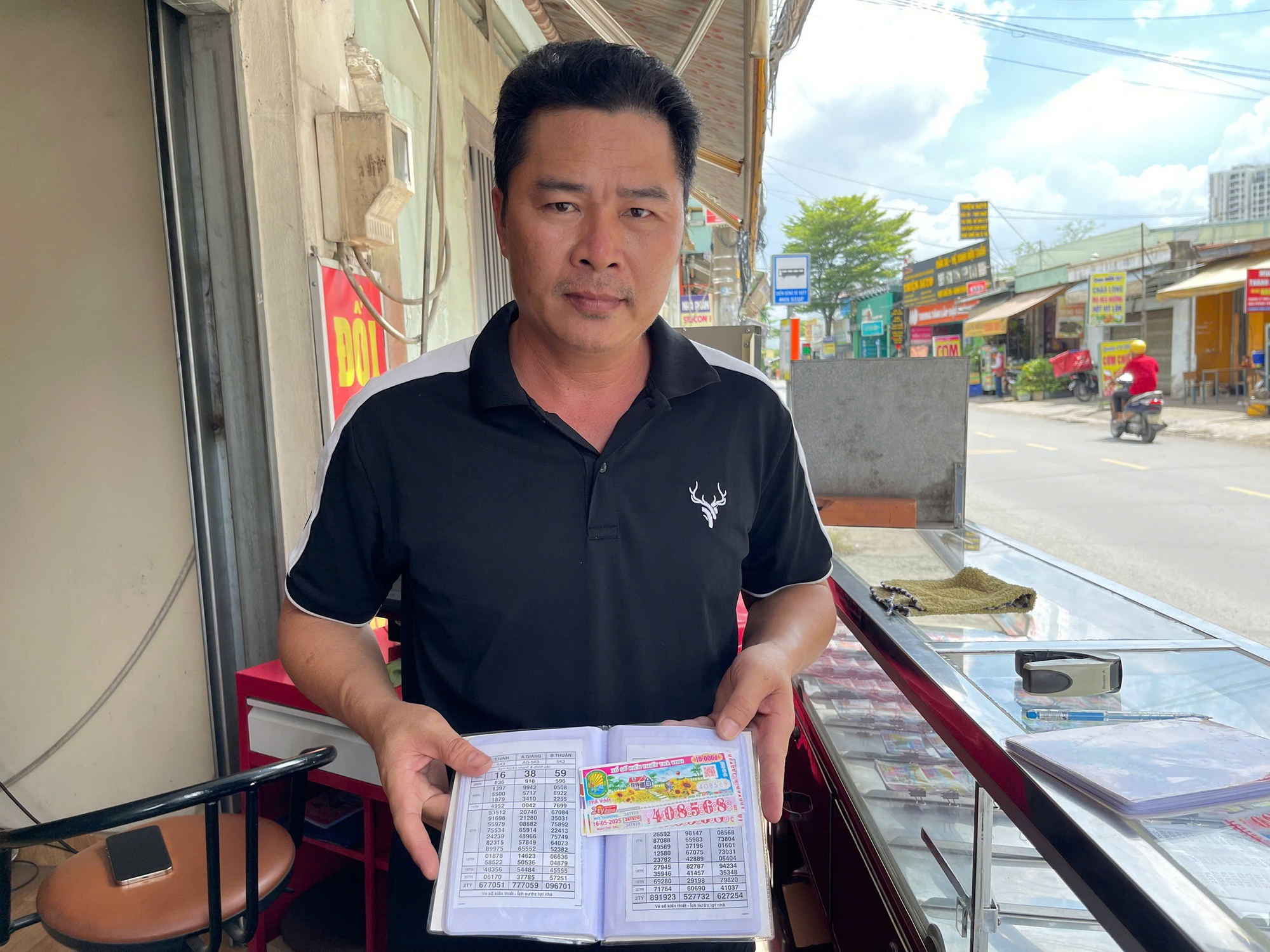 Người đàn ông lừa đảo vé số giả khiến đại lý TP HCM thiệt hại hàng triệu đồng - Ảnh 1.