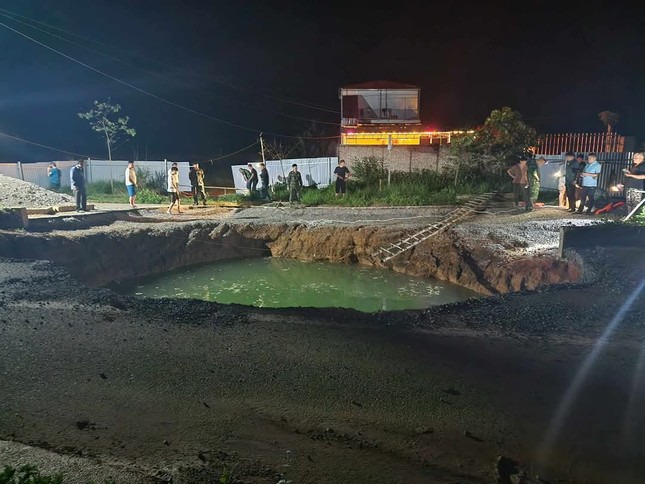 Tìm kiếm người và xe rơi xuống hố tử thần ở Bắc Kạn - Ảnh 1.