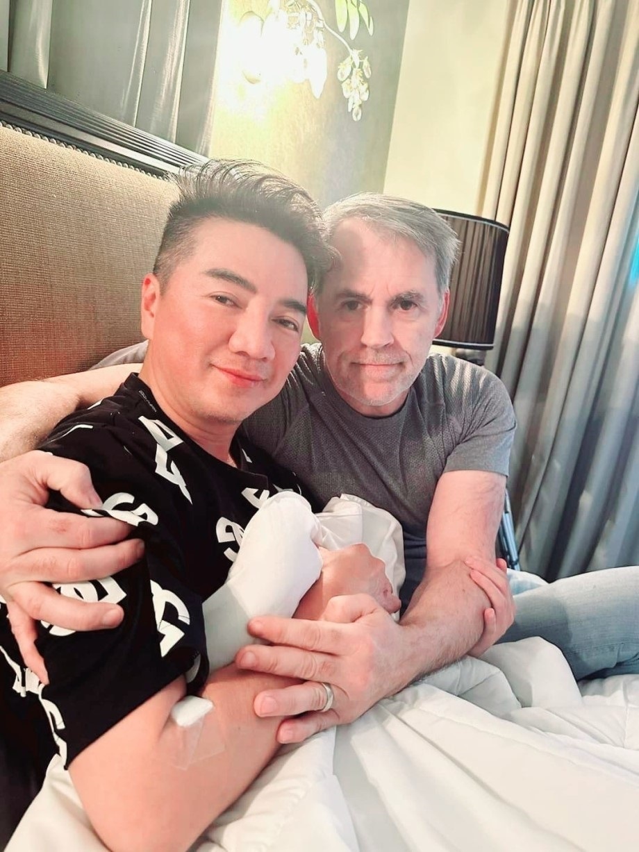 Rộ tin bị mất hit Xin Lỗi Tình Yêu vào tay tỉ phú Mỹ - chồng ca sĩ Bích Tuyền, Đàm Vĩnh Hưng im lặng- Ảnh 2. Rộ tin bị mất hit Xin Lỗi Tình Yêu vào tay tỉ phú Mỹ - chồng ca sĩ Bích Tuyền, Đàm Vĩnh Hưng im lặng- Ảnh 2.