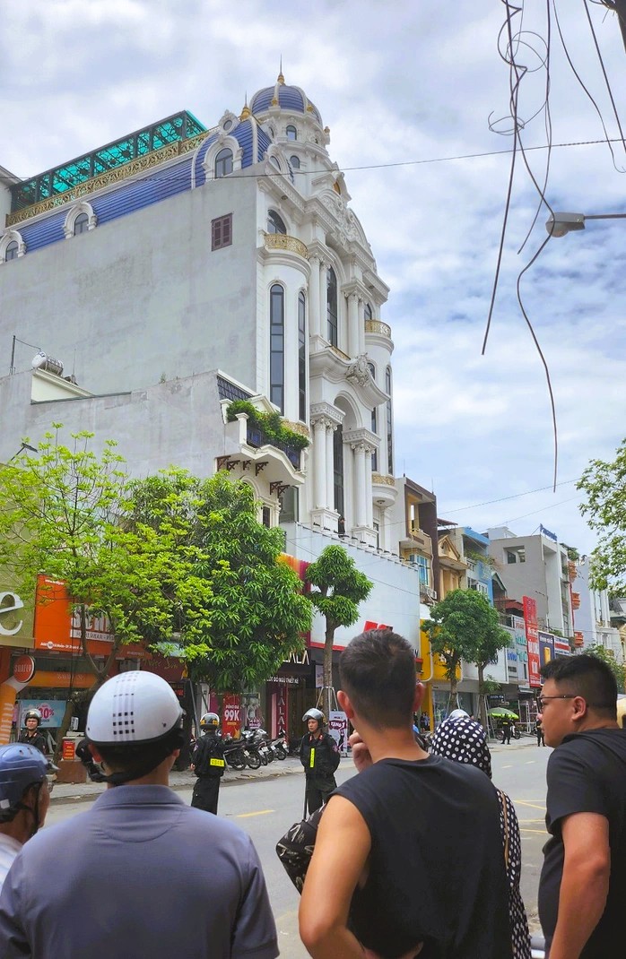 Khám xét nhà Tuấn thần đèn - trùm giang hồ xứ Thanh bị Công an điều tra - Ảnh 3.