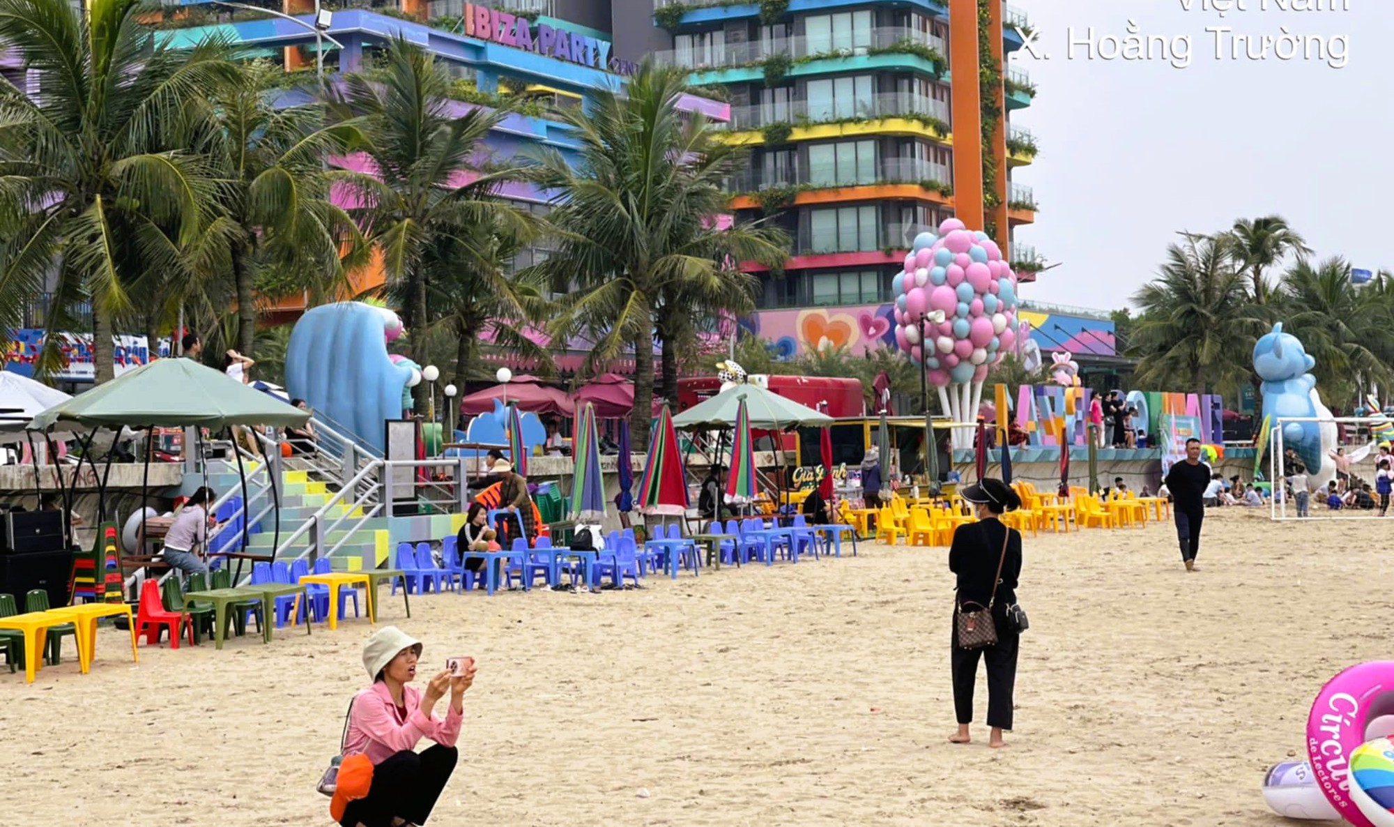 Cảnh tượng khó tin ở bãi biển Hải Tiến thanh hóa vẫn tái diễn gây bất bình - Ảnh 1.