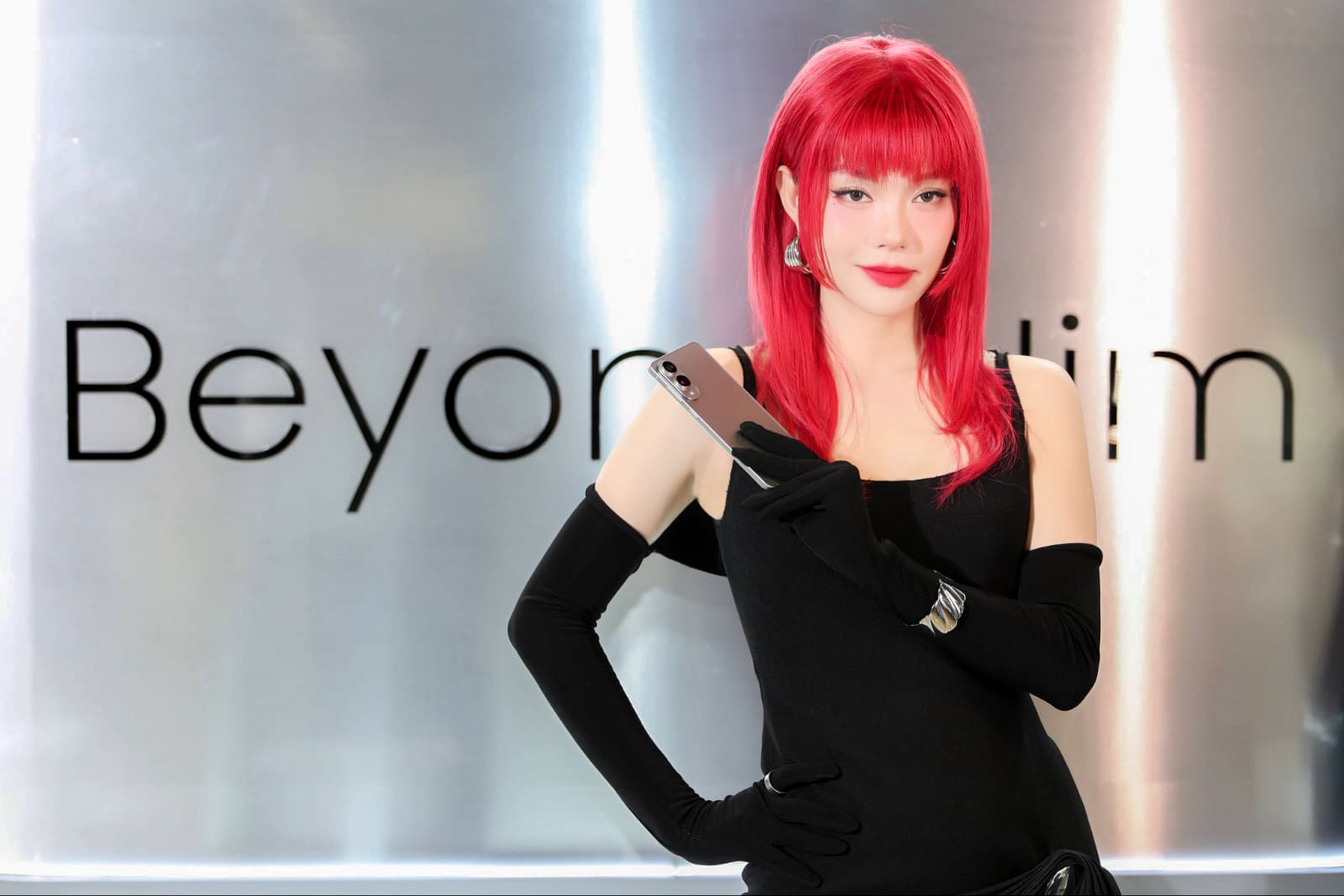 Rầm rộ tin Thanh Hằng bị Minh Hằng "hất tung" vị tr&iacute; đại sứ Samsung? - Ảnh 2.