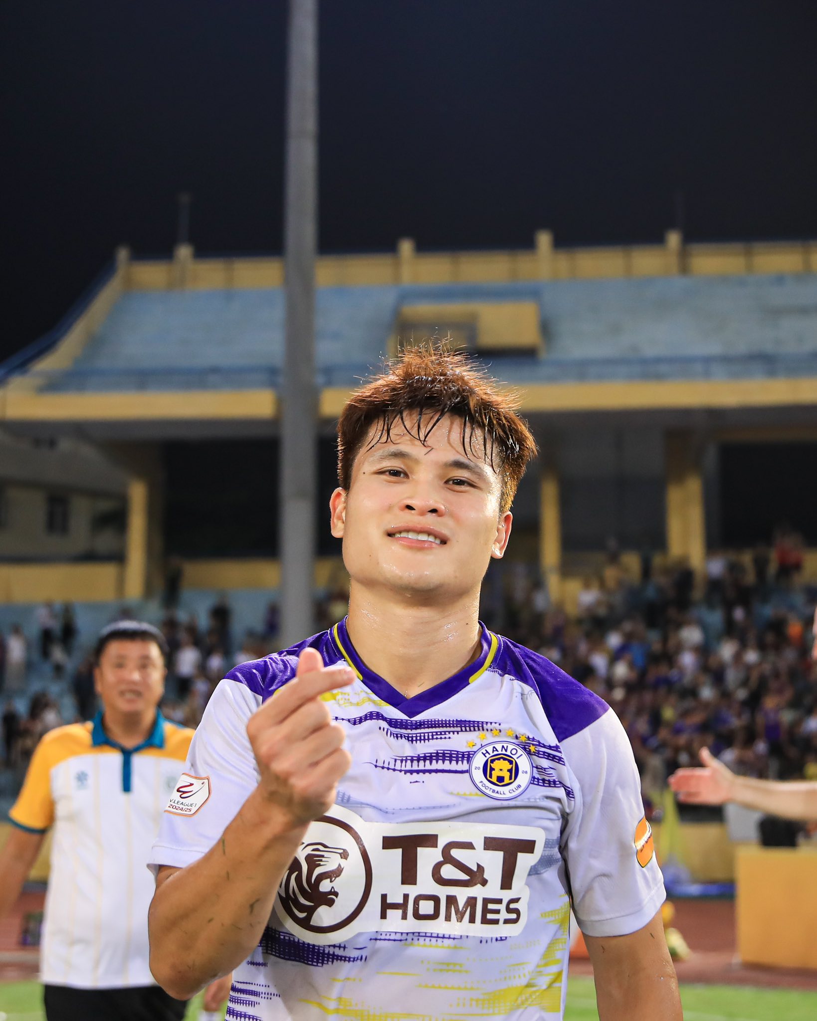 Đỗ Mỹ Linh lên xế hộp 18 tỷ cùng chủ tịch CLB Hà Nội, chiếc váy"phản chủ" làm dấy lên nghi vấn có tin vui? - Ảnh 10. Đỗ Mỹ Linh lên xế hộp 18 tỷ cùng chủ tịch CLB Hà Nội, chiếc váy"phản chủ" làm dấy lên nghi vấn có tin vui? - Ảnh 10.