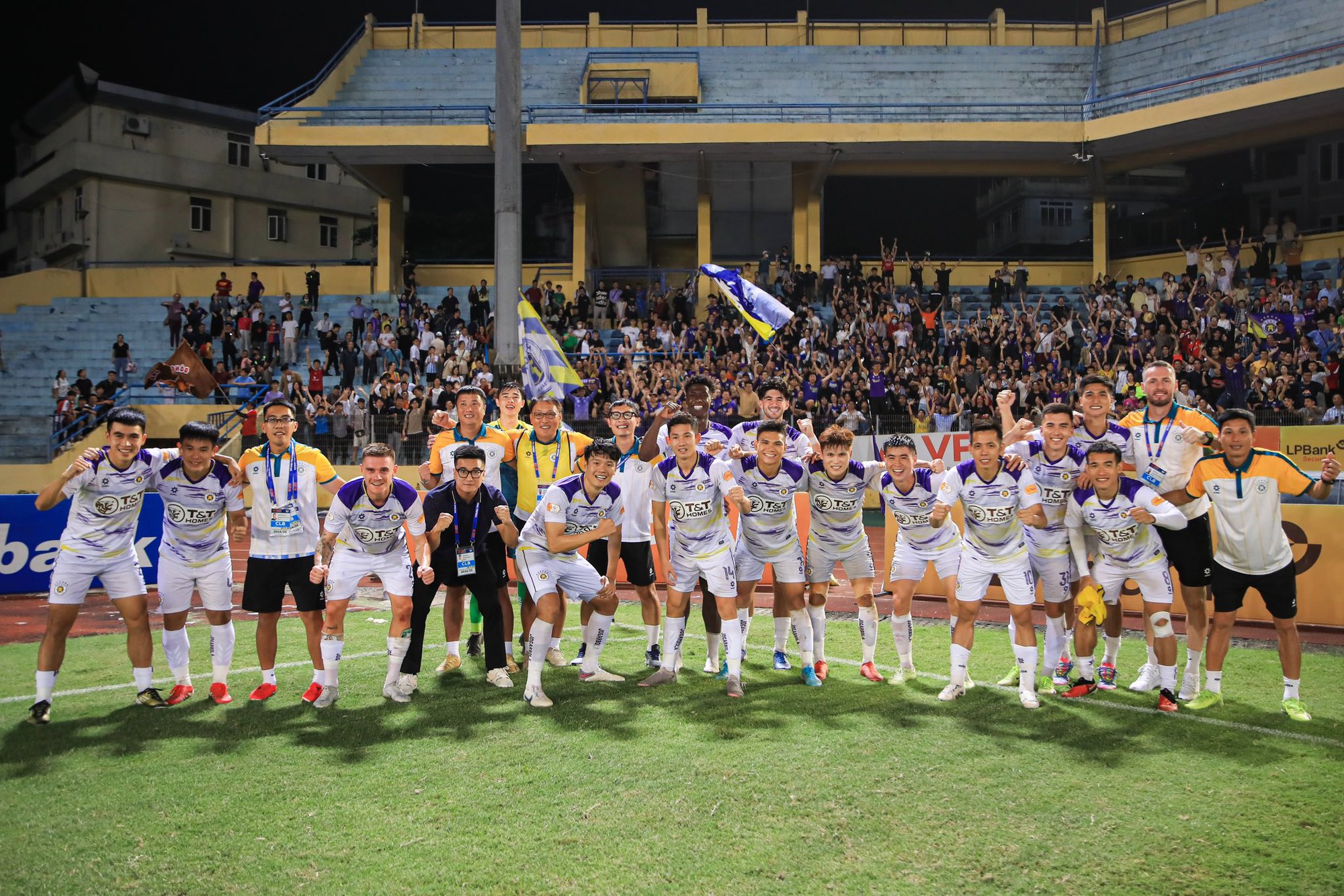 Đỗ Mỹ Linh lên xế hộp 18 tỷ cùng chủ tịch CLB Hà Nội, chiếc váy"phản chủ" làm dấy lên nghi vấn có tin vui? - Ảnh 8. Đỗ Mỹ Linh lên xế hộp 18 tỷ cùng chủ tịch CLB Hà Nội, chiếc váy"phản chủ" làm dấy lên nghi vấn có tin vui? - Ảnh 8.