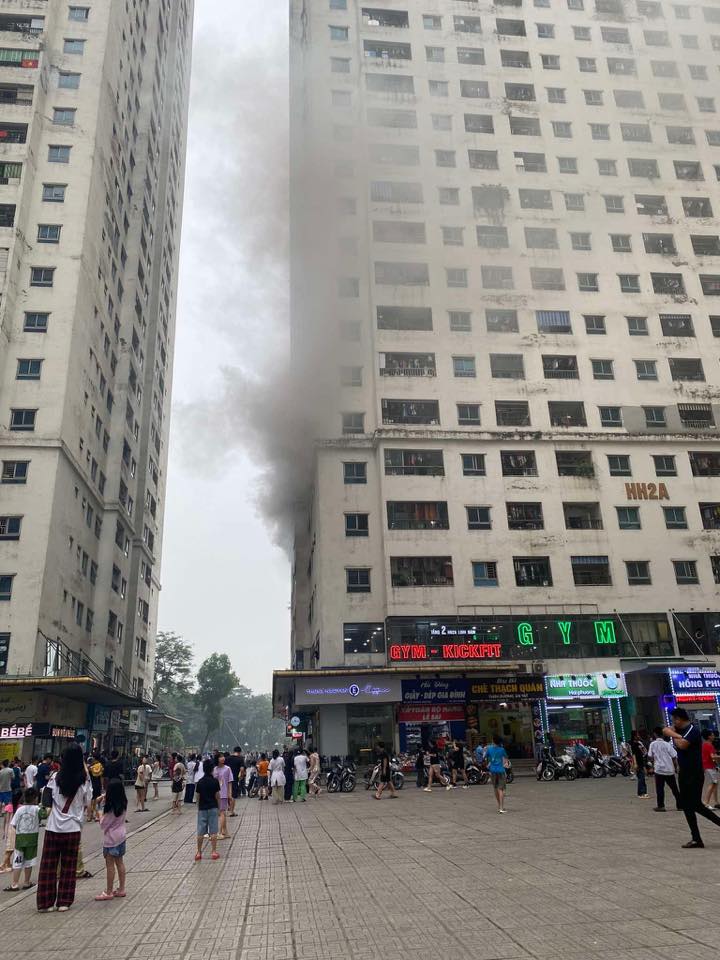 Hà Nội: Cháy căn hộ ở chung cư Linh Đàm, người dân hoảng sợ- Ảnh 2. Hà Nội: Cháy căn hộ ở chung cư Linh Đàm, người dân hoảng sợ- Ảnh 2.