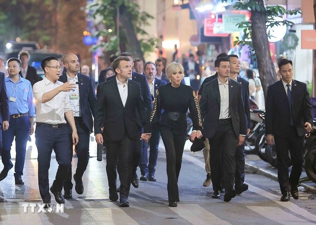 Tổng thống Pháp Emmanuel Macron và Phu nhân dạo phố Hà Nội , tham quan Nhà thờ Lớn - Ảnh 1.