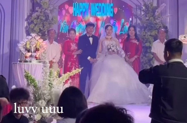 Ảnh hiếm vợ Hồ Văn Cường vàng đeo trĩu cổ lộ diện trong đám cưới ở quê, nhan sắc qua cam thường gây chú ý- Ảnh 1.