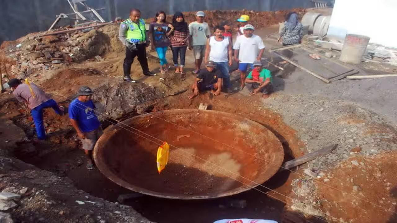 Đào móng xây nhà, người dân phát hiện vật lạ sâu lòng khổng lồ nặng 1 tấn, công trường dừng thi công gấp, báu vật quý lộ diện a giant frying pan has been unearthed in indonesia sbs food 1748335182709 17483351828581105812360