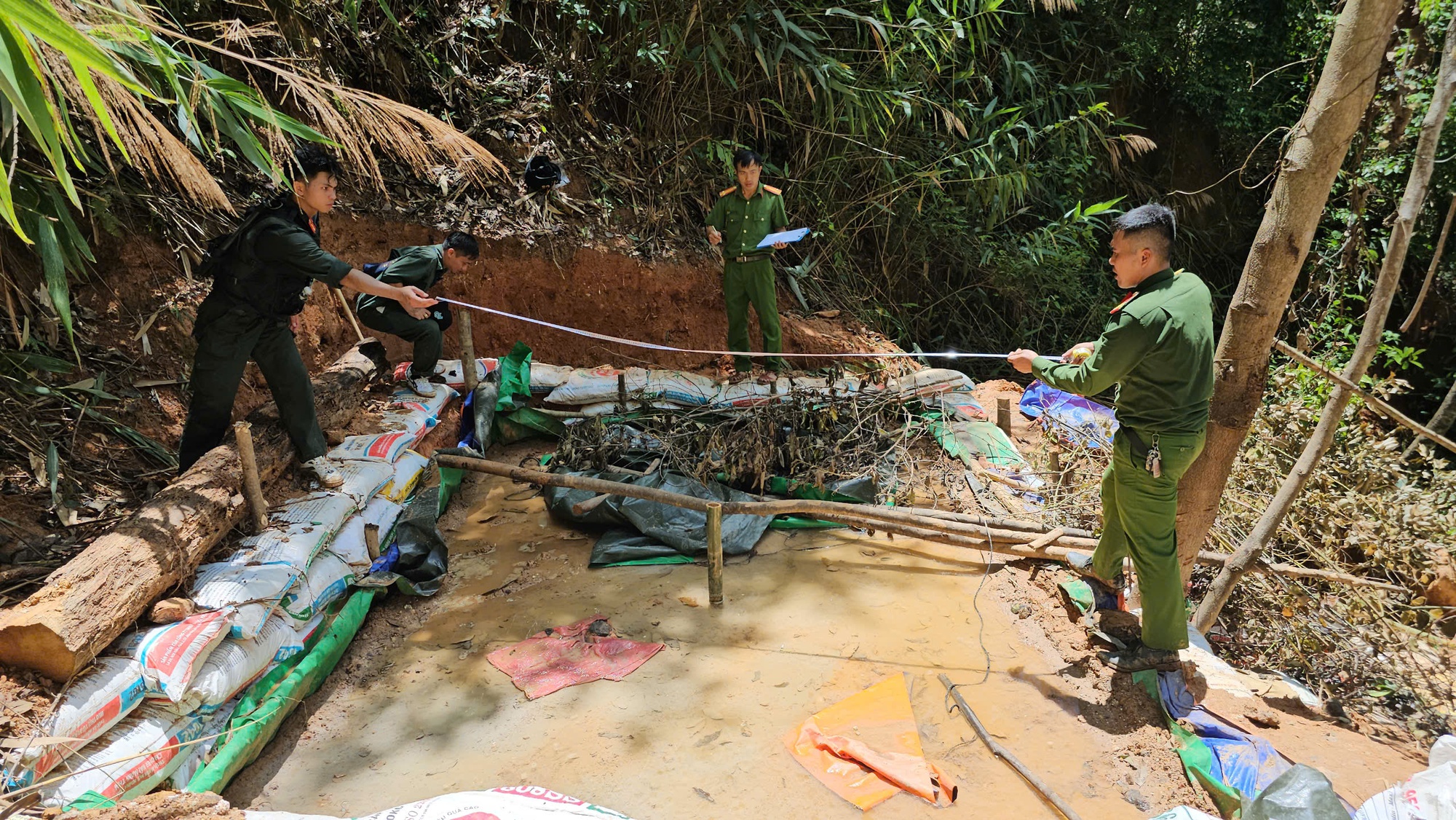 Khai thác vàng trái phép ở Gia Lai: Phát hiện hầm lò như địa đạo dưới lòng đất - Ảnh 6.
