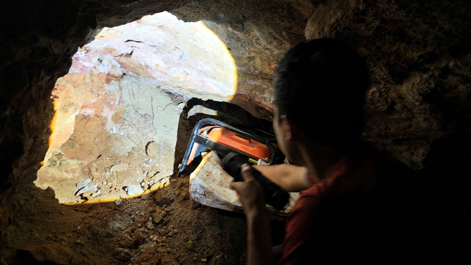 Khai thác vàng trái phép ở Gia Lai: Phát hiện hầm lò như địa đạo dưới lòng đất - Ảnh 4.