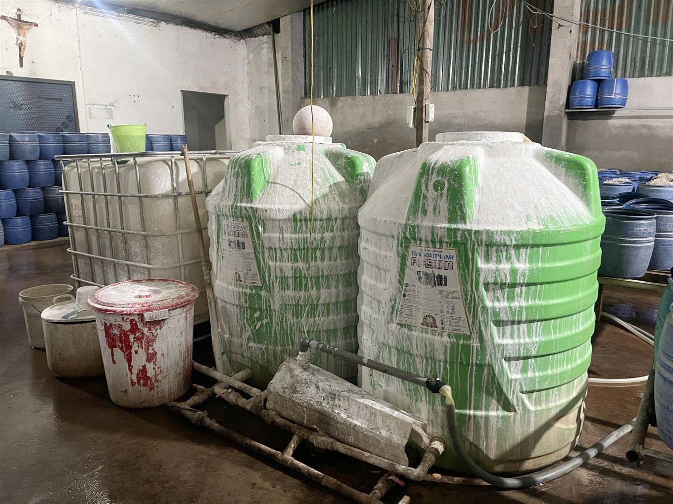 Ph&aacute;t hiện cơ sở sản xuất gi&aacute; đỗ d&ugrave;ng h&oacute;a chất độc hại tại L&agrave;o Cai - Ảnh 4.