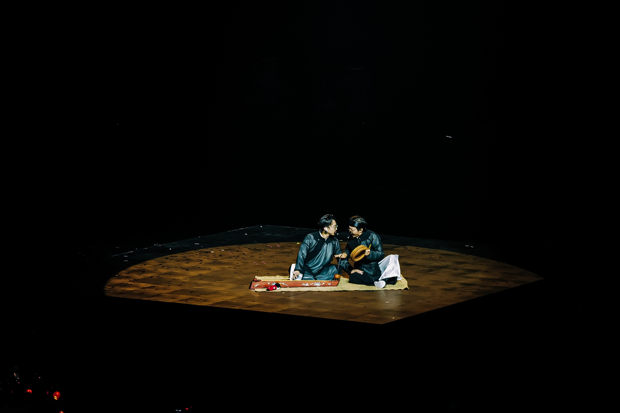 SOOBIN chơi đ&agrave;n bầu c&ugrave;ng bố l&agrave; NSND, mang cả l&agrave;ng qu&ecirc; Bắc Bộ l&ecirc;n s&acirc;n khấu- Ảnh 6.