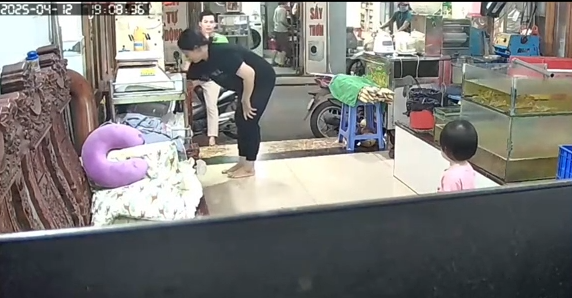 Bà ngoại bất ngờ khi được cháu gái nhỏ tặng cành hoa, nhưng chi tiết đáng sợ phía sau khiến các bậc phụ huynh tranh cãi- Ảnh 2.