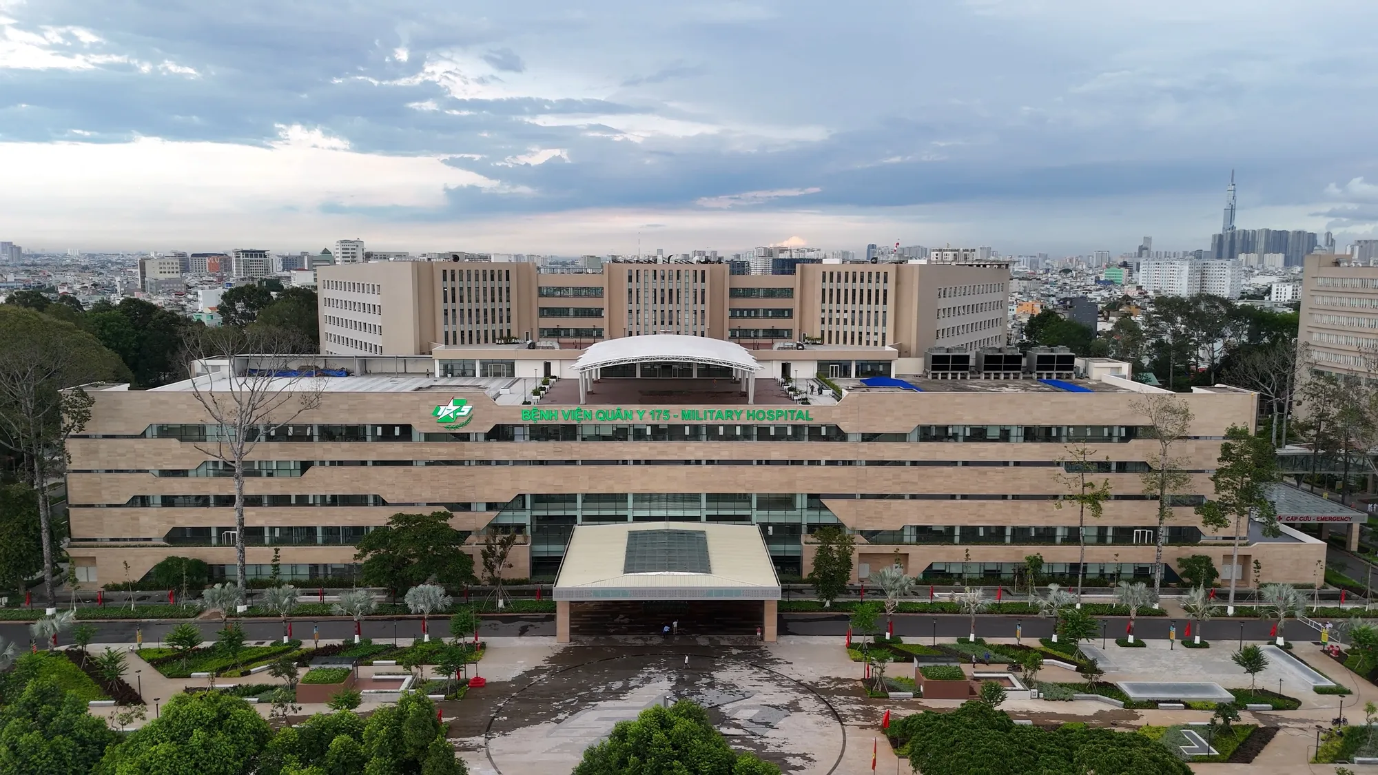 Bệnh viện đầu tiên ở Việt Nam có 2 bãi đáp trực thăng - Ảnh 1.