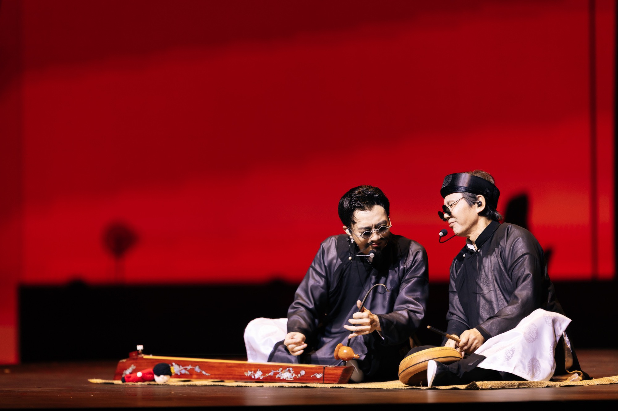 SOOBIN chơi đ&agrave;n bầu c&ugrave;ng bố l&agrave; NSND, mang cả l&agrave;ng qu&ecirc; Bắc Bộ l&ecirc;n s&acirc;n khấu- Ảnh 5.