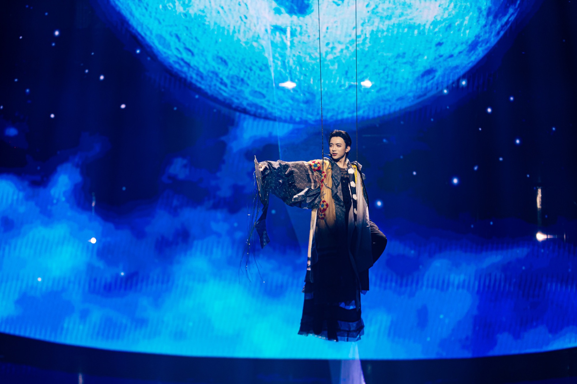 SOOBIN chơi đ&agrave;n bầu c&ugrave;ng bố l&agrave; NSND, mang cả l&agrave;ng qu&ecirc; Bắc Bộ l&ecirc;n s&acirc;n khấu- Ảnh 2.