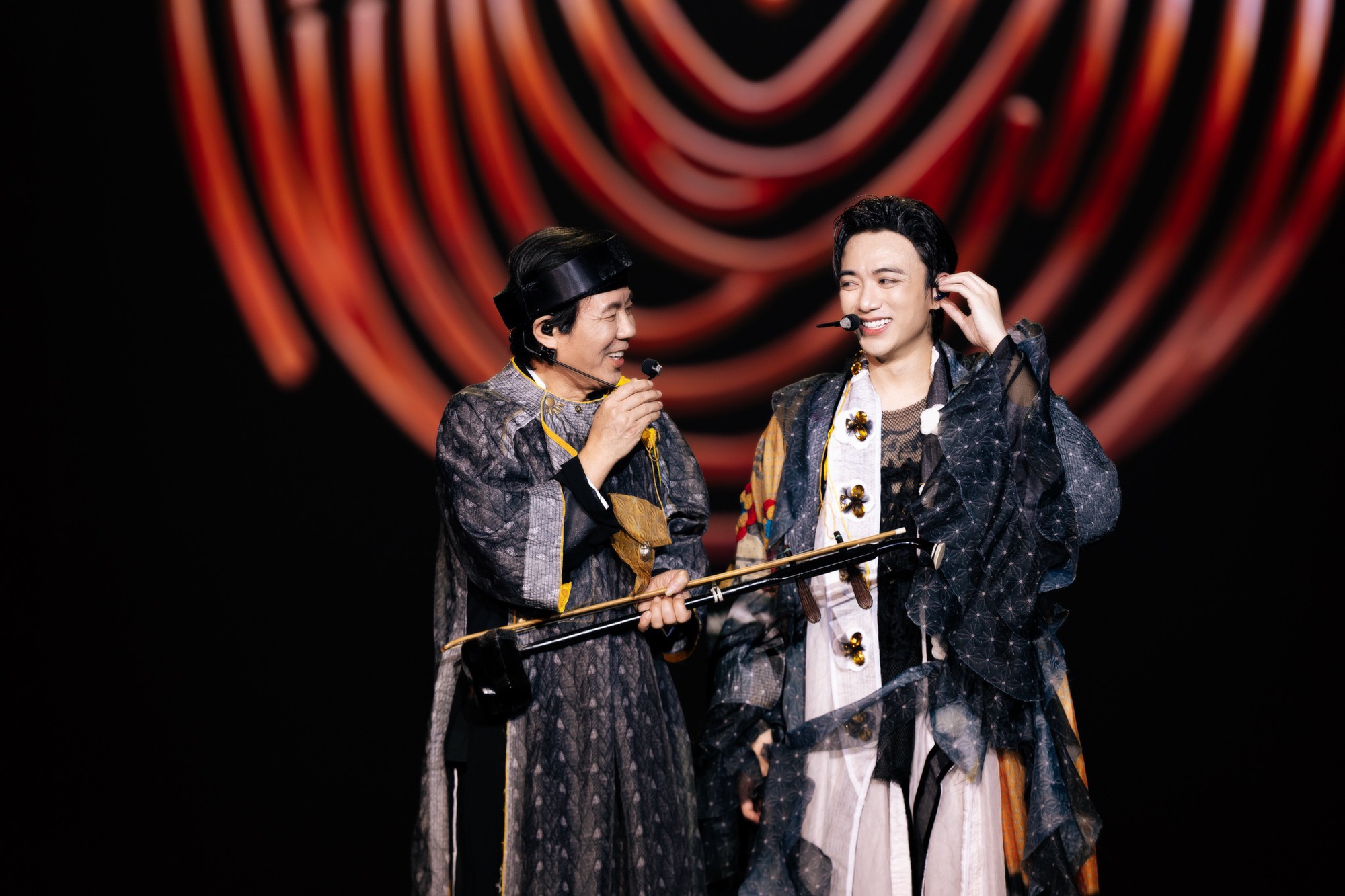 SOOBIN chơi đ&agrave;n bầu c&ugrave;ng bố l&agrave; NSND, mang cả l&agrave;ng qu&ecirc; Bắc Bộ l&ecirc;n s&acirc;n khấu- Ảnh 4.