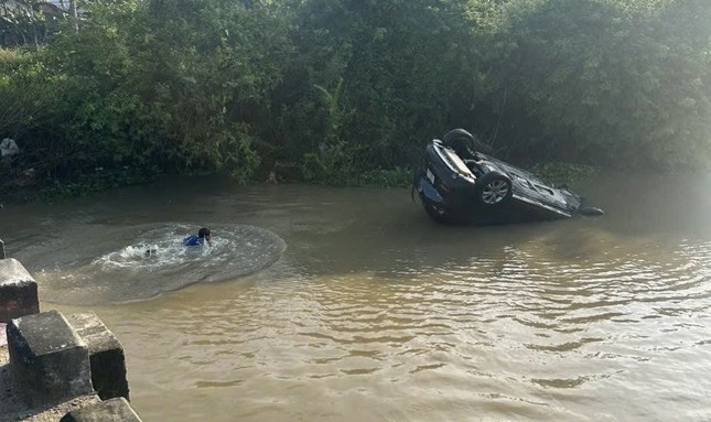 Ô tô lao xuống sông , ông ngọai và cháu bé thoát chết thần kỳ Tại Quảng Ngãi - Ảnh 1.