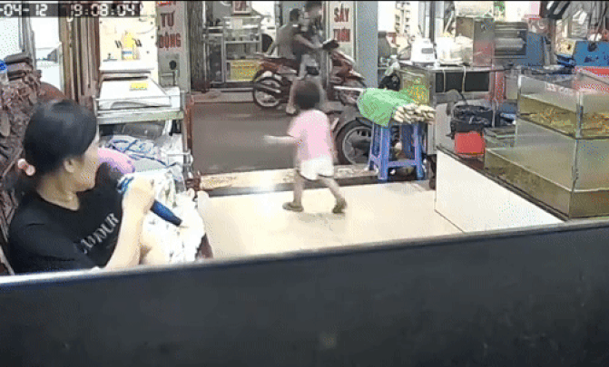 Bà ngoại bất ngờ khi được cháu gái nhỏ tặng cành hoa, nhưng chi tiết đáng sợ phía sau khiến các bậc phụ huynh tranh cãi- Ảnh 3.