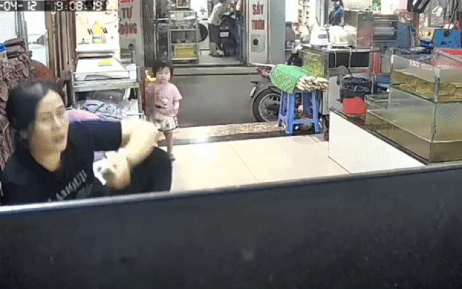 Bà ngoại bất ngờ khi được cháu gái nhỏ tặng cành hoa, nhưng chi tiết đáng sợ phía sau khiến các bậc phụ huynh tranh cãi- Ảnh 1.