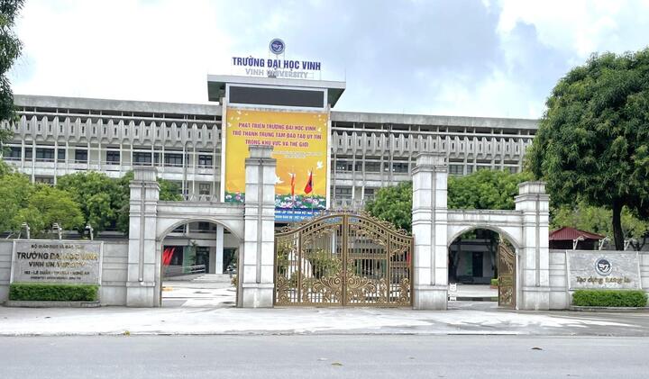 Tạm đình chỉ cán bộ Đại học Vinh vì hành vi không chuẩn mực với sinh viên - Ảnh 1.