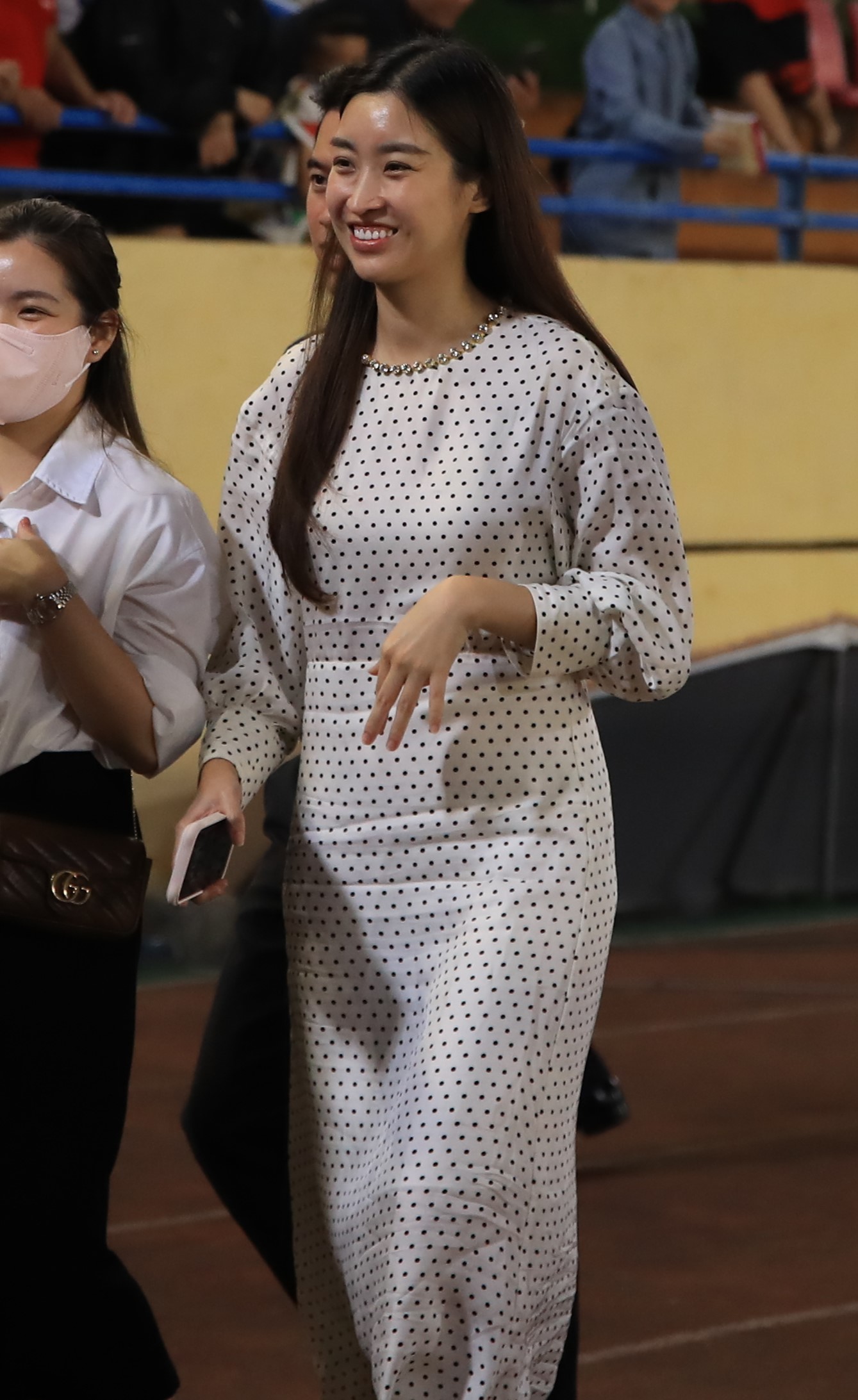 Đỗ Mỹ Linh lên xế hộp 18 tỷ cùng chủ tịch CLB Hà Nội, chiếc váy"phản chủ" làm dấy lên nghi vấn có tin vui? - Ảnh 1. Đỗ Mỹ Linh lên xế hộp 18 tỷ cùng chủ tịch CLB Hà Nội, chiếc váy"phản chủ" làm dấy lên nghi vấn có tin vui? - Ảnh 1.