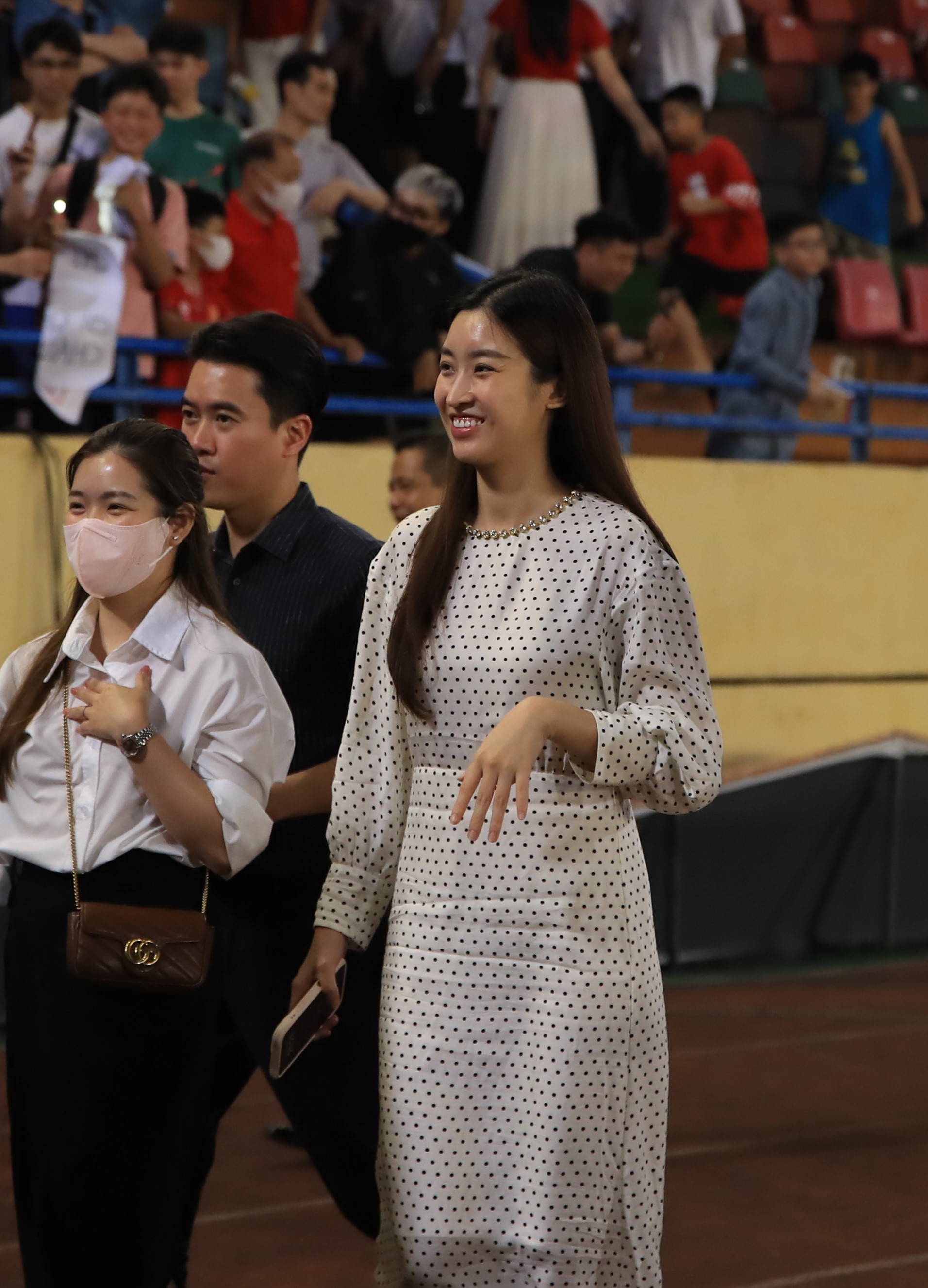 Đỗ Mỹ Linh lên xế hộp 18 tỷ cùng chủ tịch CLB Hà Nội, chiếc váy"phản chủ" làm dấy lên nghi vấn có tin vui? - Ảnh 2. Đỗ Mỹ Linh lên xế hộp 18 tỷ cùng chủ tịch CLB Hà Nội, chiếc váy"phản chủ" làm dấy lên nghi vấn có tin vui? - Ảnh 2.