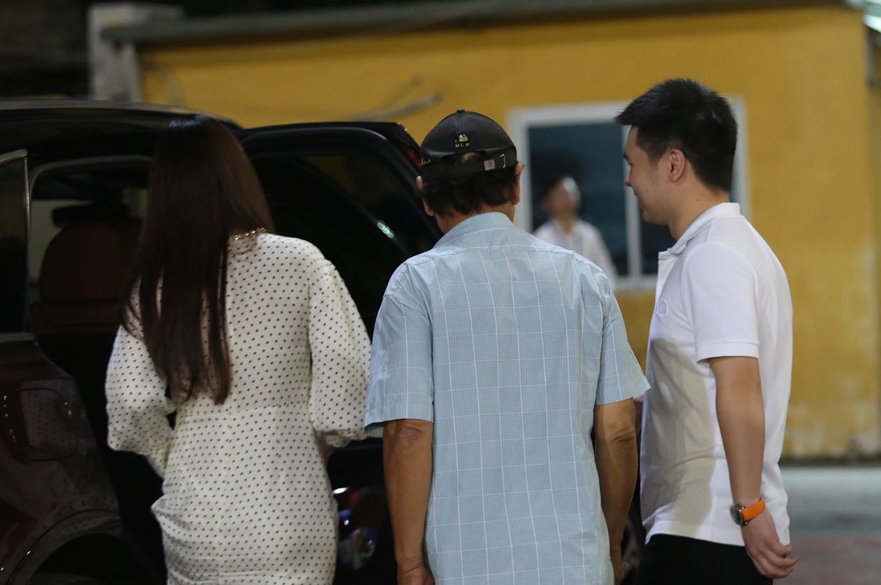 Đỗ Mỹ Linh lên xế hộp 18 tỷ cùng chủ tịch CLB Hà Nội, chiếc váy"phản chủ" làm dấy lên nghi vấn có tin vui? - Ảnh 4. Đỗ Mỹ Linh lên xế hộp 18 tỷ cùng chủ tịch CLB Hà Nội, chiếc váy"phản chủ" làm dấy lên nghi vấn có tin vui? - Ảnh 4.