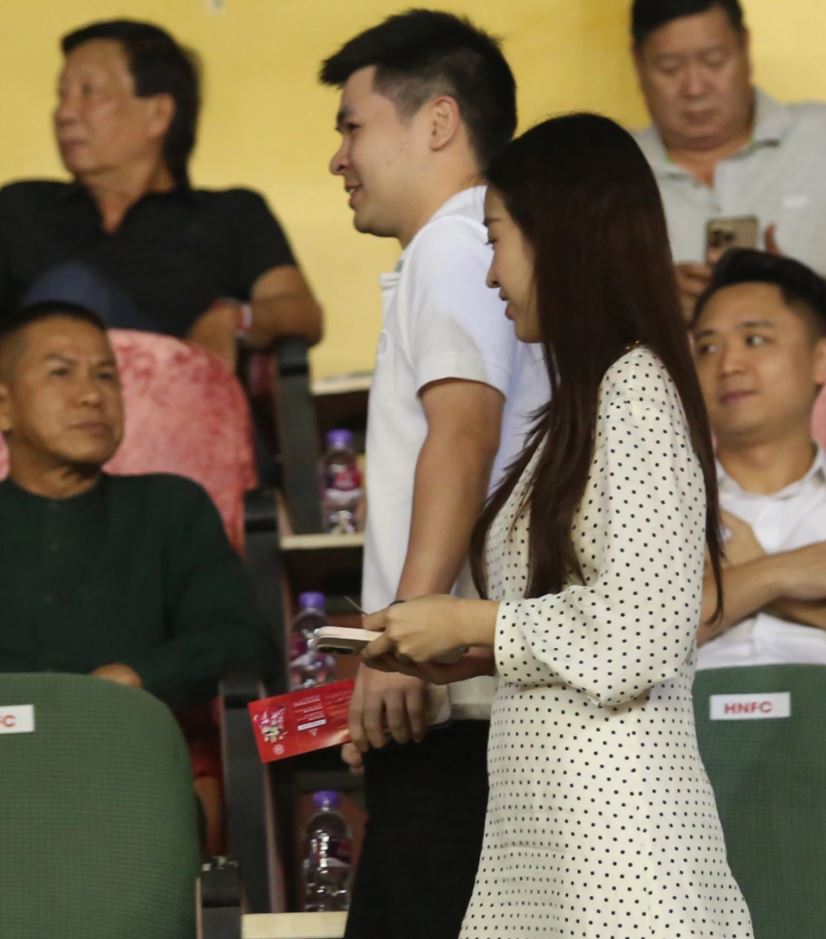 Đỗ Mỹ Linh lên xế hộp 18 tỷ cùng chủ tịch CLB Hà Nội, chiếc váy"phản chủ" làm dấy lên nghi vấn có tin vui? - Ảnh 5. Đỗ Mỹ Linh lên xế hộp 18 tỷ cùng chủ tịch CLB Hà Nội, chiếc váy"phản chủ" làm dấy lên nghi vấn có tin vui? - Ảnh 5.