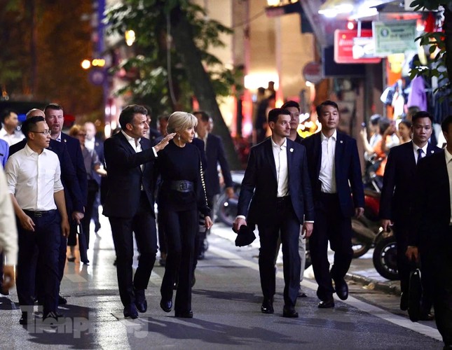 Tổng thống Pháp Emmanuel Macron và Phu nhân dạo phố Hà Nội , tham quan Nhà thờ Lớn - Ảnh 2.