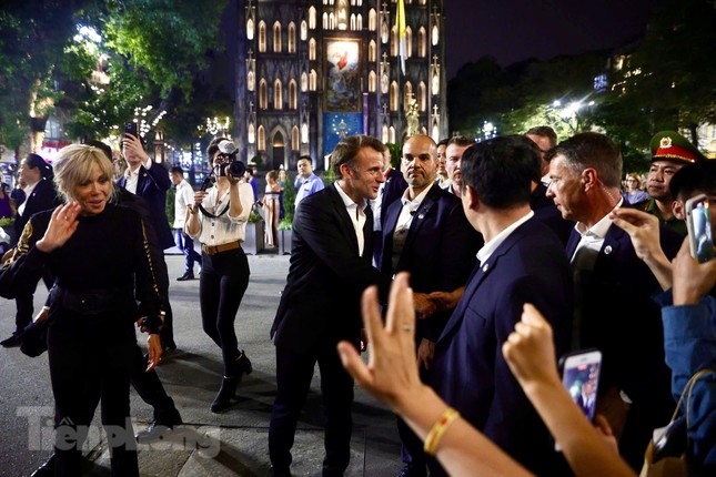 Tổng thống Pháp Emmanuel Macron và Phu nhân dạo phố Hà Nội , tham quan Nhà thờ Lớn - Ảnh 3.