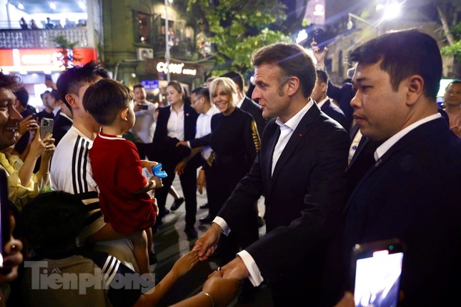 Tổng thống Pháp Emmanuel Macron và Phu nhân dạo phố Hà Nội , tham quan Nhà thờ Lớn - Ảnh 4.