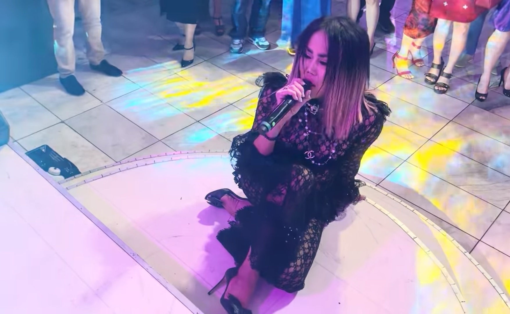 Lynda Trang Đài lần đầu làm một việc sau lùm xùm ở Mỹ, gãy cả guốc- Ảnh 1.