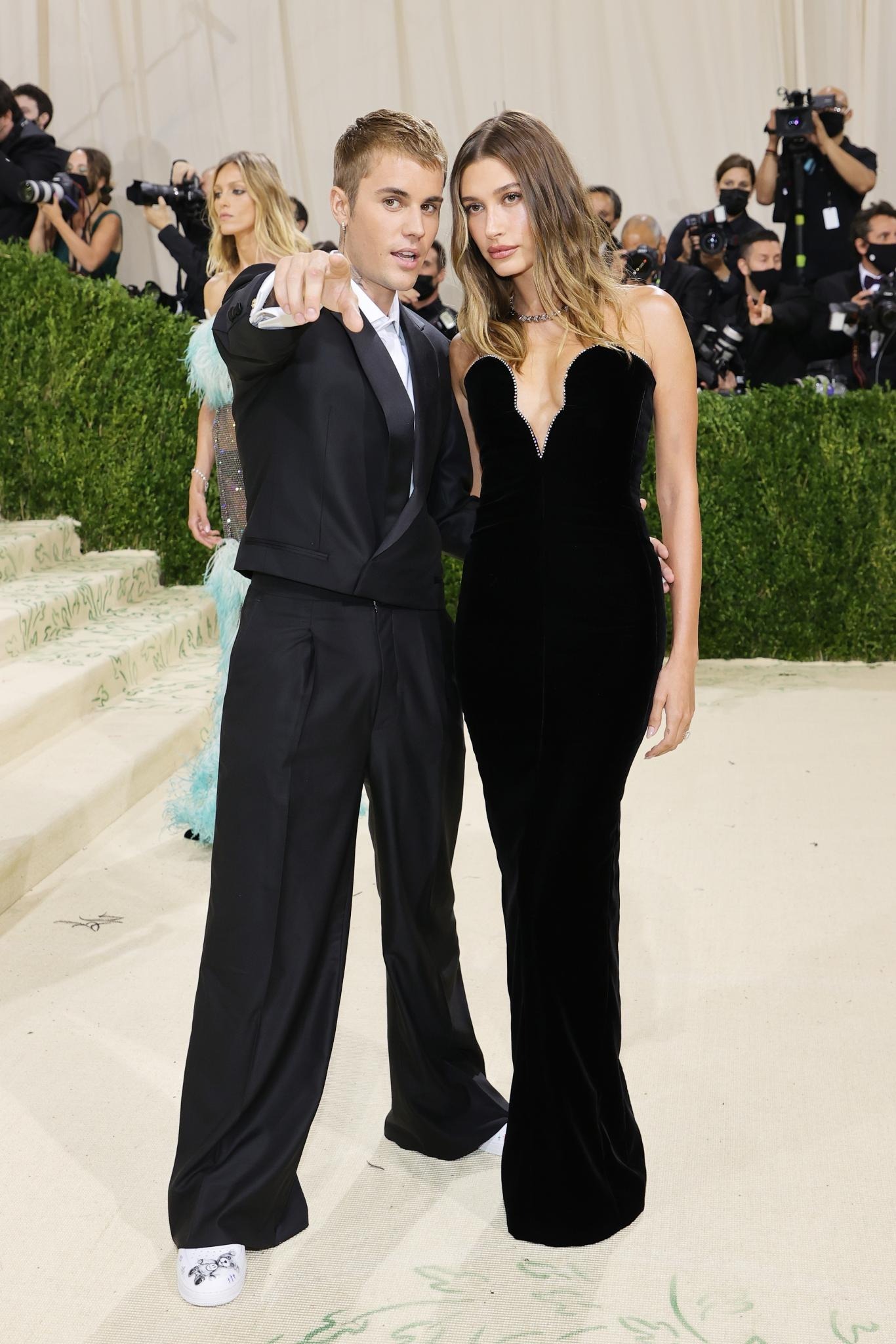 Justin Bieber bị phát hiện mê mẩn "bản sao 2k7 của Selena Gomez", hôn nhân với Hailey đang gặp trục trặc? - Ảnh 6. Justin Bieber bị phát hiện mê mẩn "bản sao 2k7 của Selena Gomez", hôn nhân với Hailey đang gặp trục trặc? - Ảnh 6.