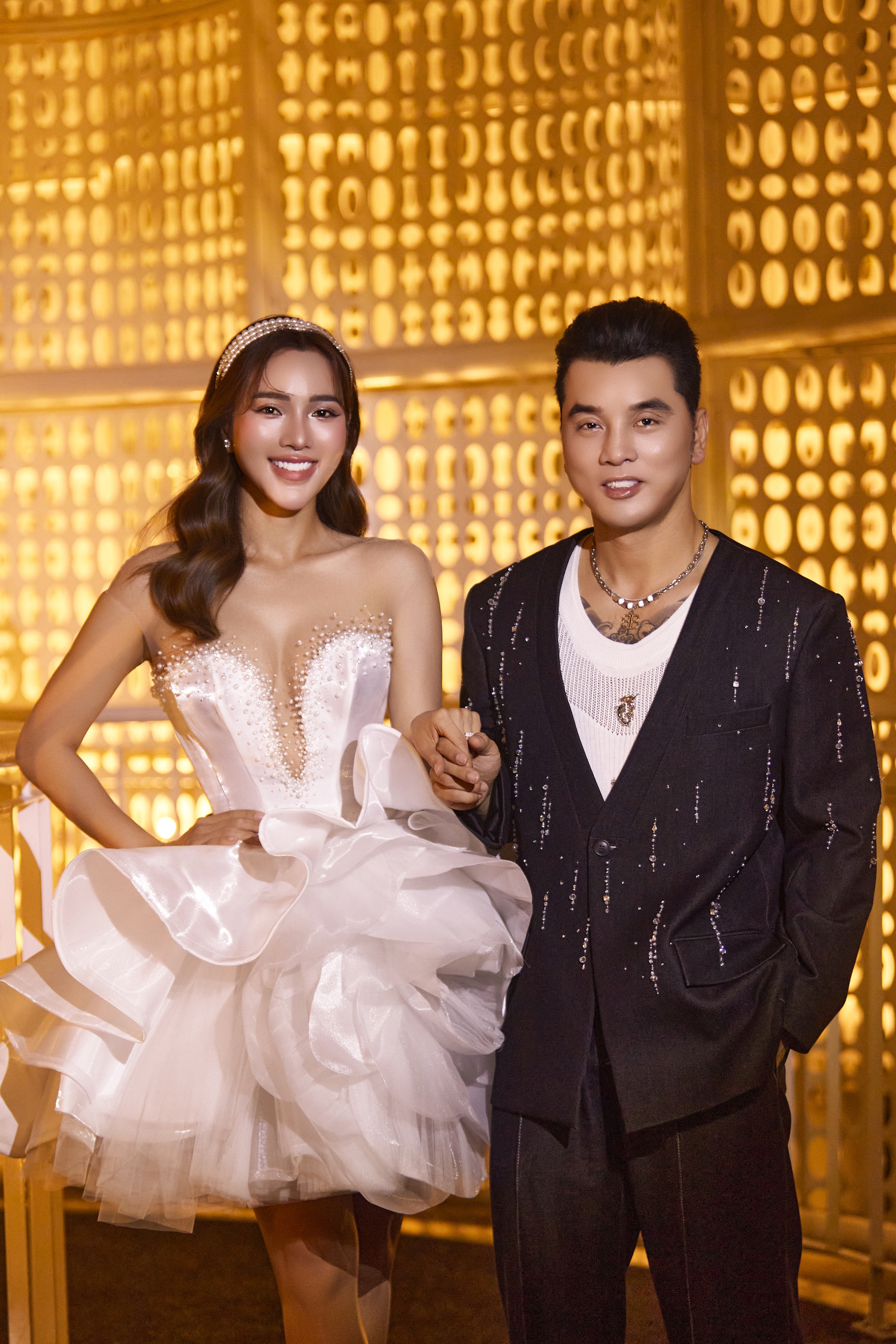 Ưng Ho&agrave;ng Ph&uacute;c lịch l&atilde;m, s&aacute;nh đ&ocirc;i b&ecirc;n b&agrave; x&atilde; trẻ đẹp như g&aacute;i đ&ocirc;i mươi tr&ecirc;n thảm đỏ- Ảnh 1.