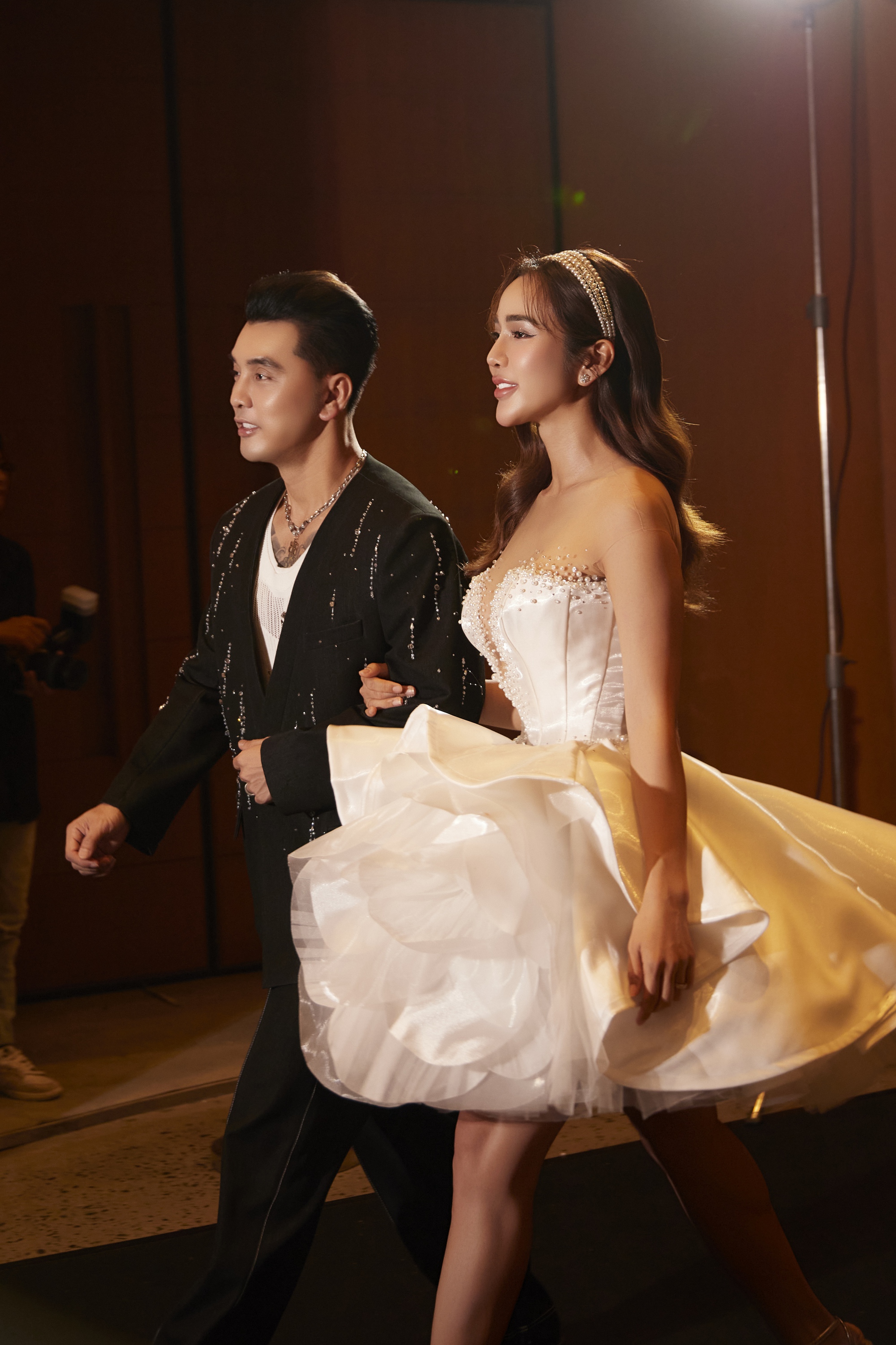 Ưng Ho&agrave;ng Ph&uacute;c lịch l&atilde;m, s&aacute;nh đ&ocirc;i b&ecirc;n b&agrave; x&atilde; trẻ đẹp như g&aacute;i đ&ocirc;i mươi tr&ecirc;n thảm đỏ- Ảnh 2.