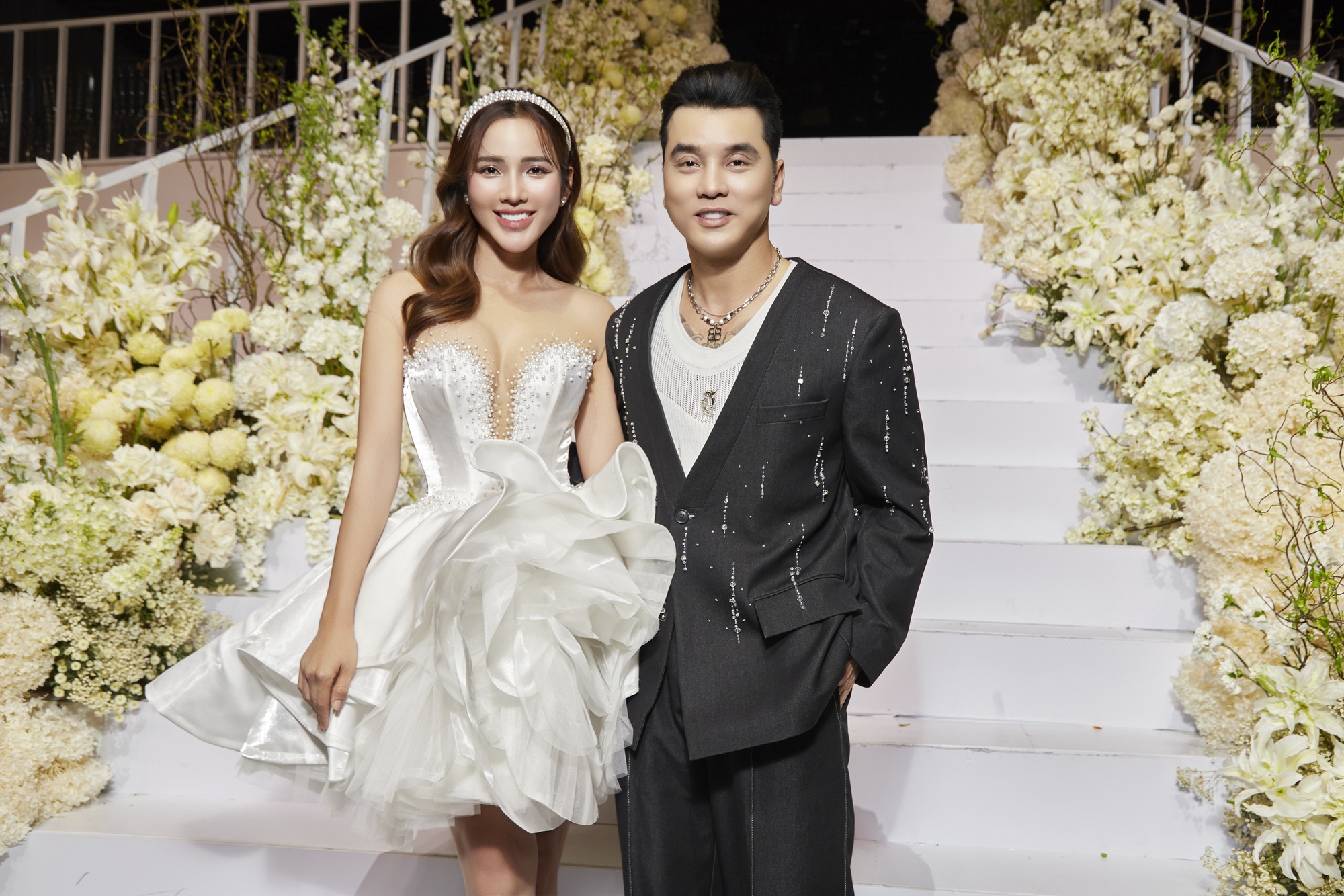 Ưng Ho&agrave;ng Ph&uacute;c lịch l&atilde;m, s&aacute;nh đ&ocirc;i b&ecirc;n b&agrave; x&atilde; trẻ đẹp như g&aacute;i đ&ocirc;i mươi tr&ecirc;n thảm đỏ- Ảnh 3.