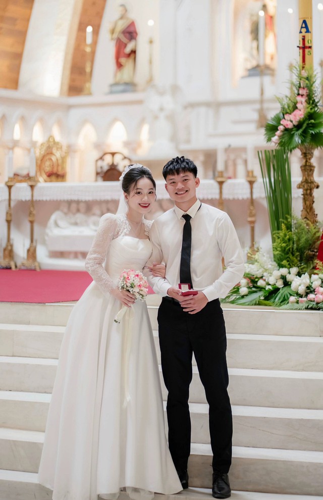 Ảnh hiếm vợ Hồ Văn Cường vàng đeo trĩu cổ lộ diện trong đám cưới ở quê, nhan sắc qua cam thường gây chú ý- Ảnh 3.