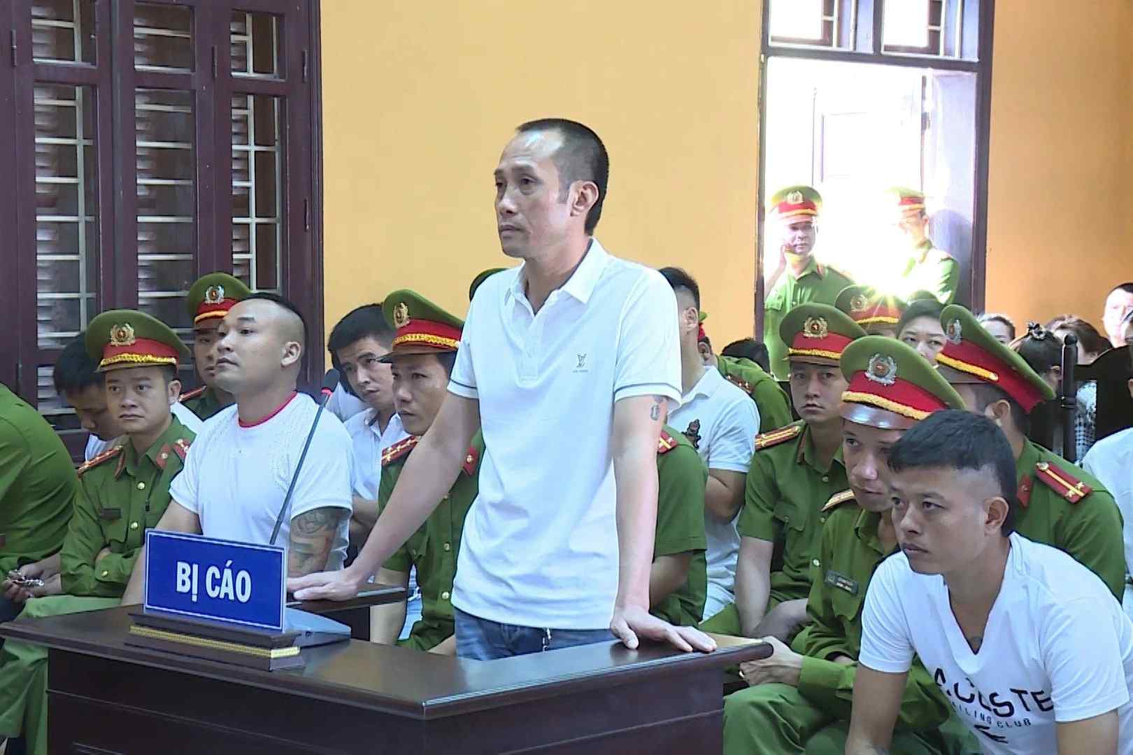 Danh tính trùm giang hồ khét tiếng Thanh Hoá mà công an vừa phong toả, khám nhà - Ảnh 2.