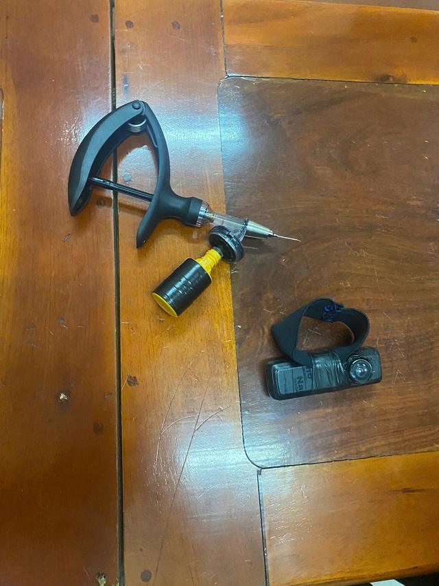 Vụ bắt Nguyễn Thành Thông - kẻ dùng kim tiêm đâm học sinh: Giám định dung dịch màu xanh 'bí ẩn' - Ảnh 2.