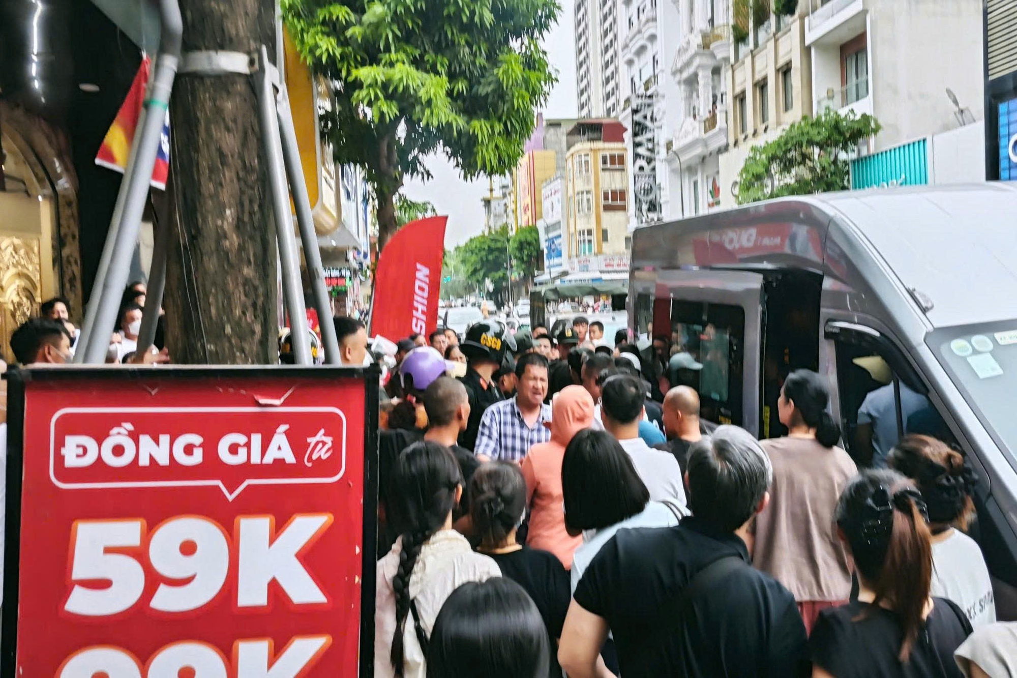 Khám xét nhà Tuấn thần đèn - trùm giang hồ xứ Thanh bị Công an điều tra - Ảnh 2.