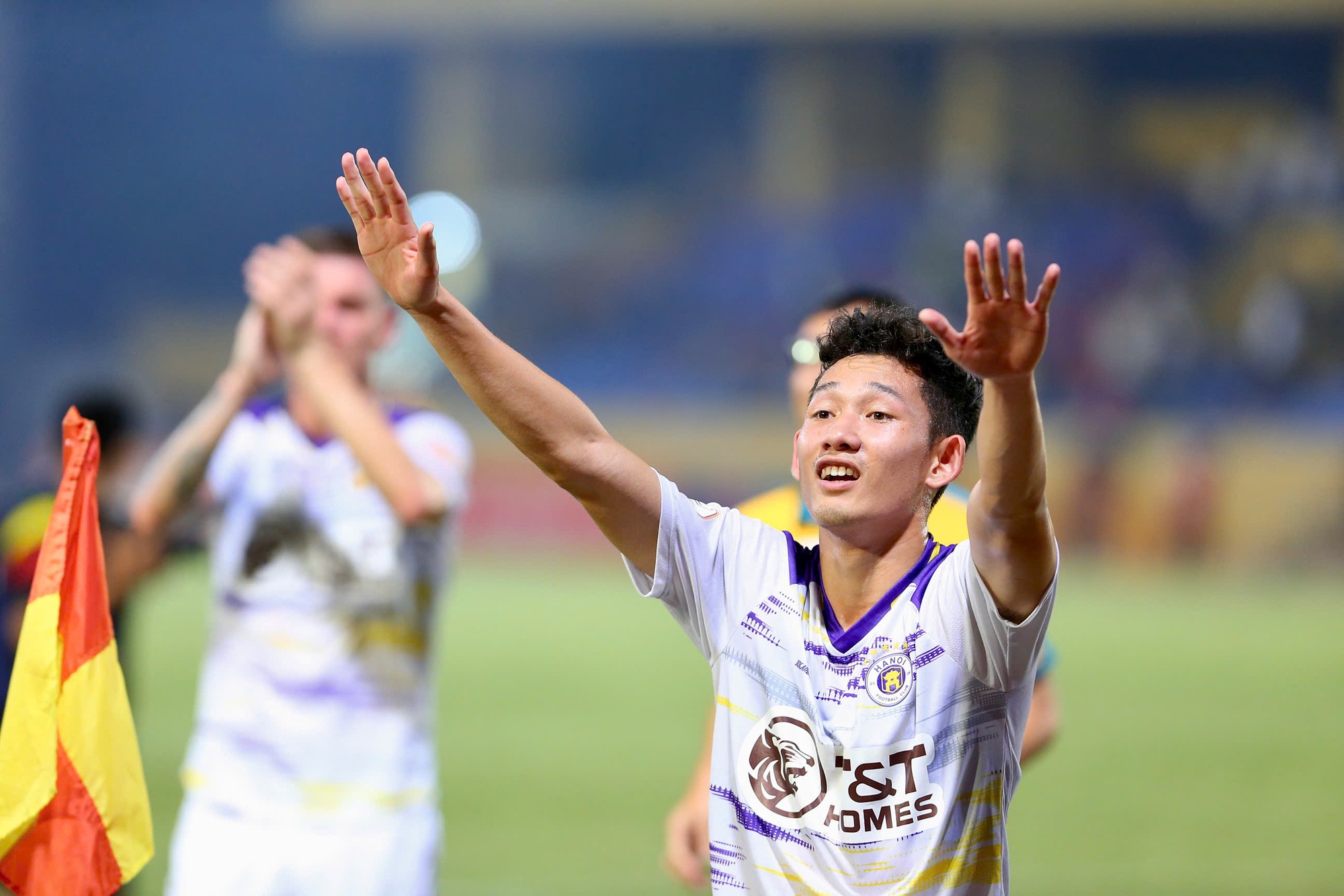 Đỗ Mỹ Linh lên xế hộp 18 tỷ cùng chủ tịch CLB Hà Nội, chiếc váy"phản chủ" làm dấy lên nghi vấn có tin vui? - Ảnh 7. Đỗ Mỹ Linh lên xế hộp 18 tỷ cùng chủ tịch CLB Hà Nội, chiếc váy"phản chủ" làm dấy lên nghi vấn có tin vui? - Ảnh 7.