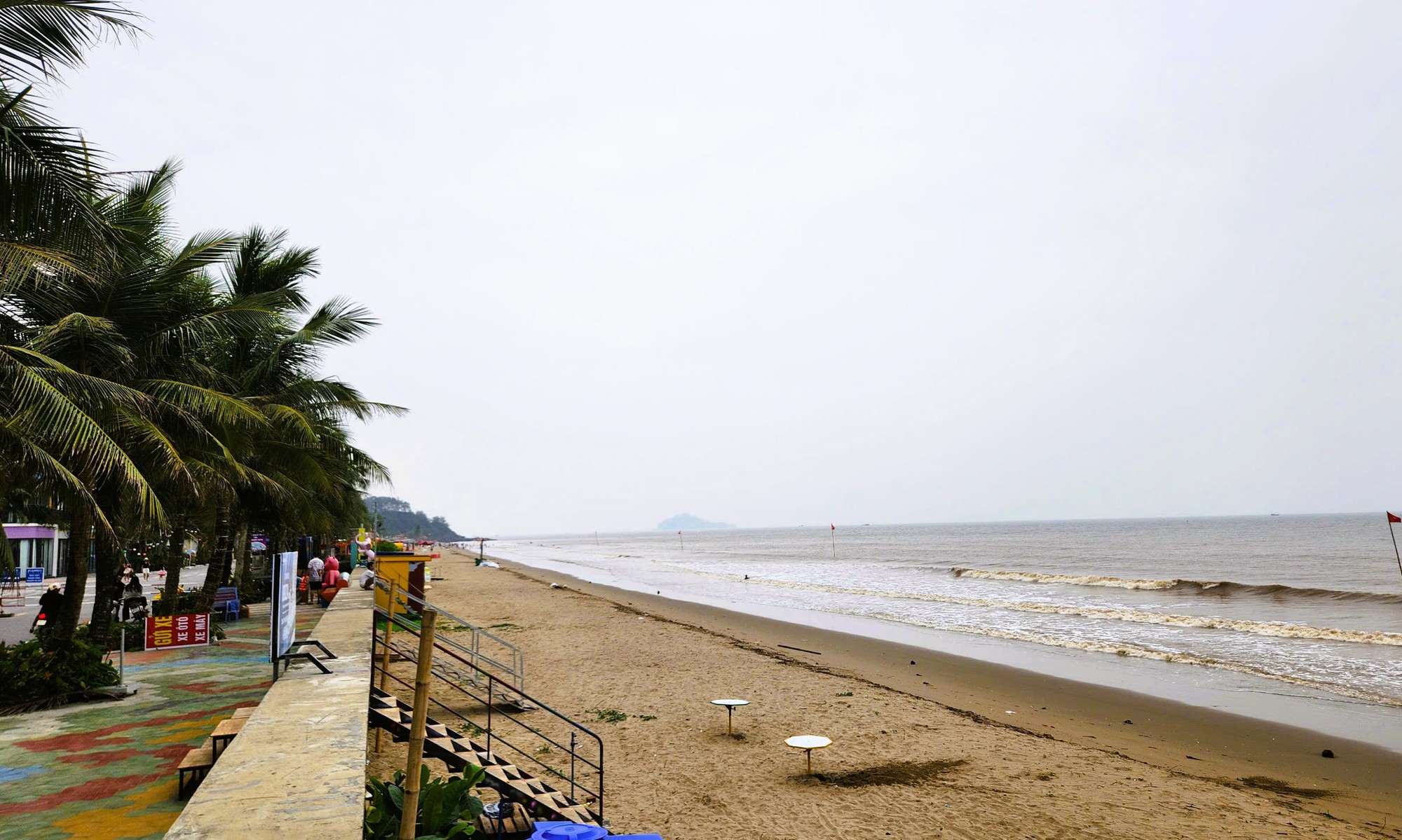 Cảnh tượng khó tin ở bãi biển Hải Tiến thanh hóa vẫn tái diễn gây bất bình - Ảnh 2.